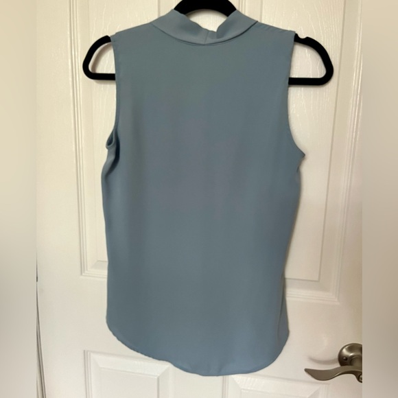 Sleeveless v-neck blouse from le château - Picture 2 of 3